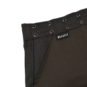 Winterrock, Wickelrock aus Baumwolle Patchwork, Grau und Beige tönen. Die Bundweite ist durch eine doppelte Knopfleiste mit schwarzen Glas-Cabochon Druckknöpfen einstellbar. An der rechten Seite befindet sich eine Eingriffstasche.