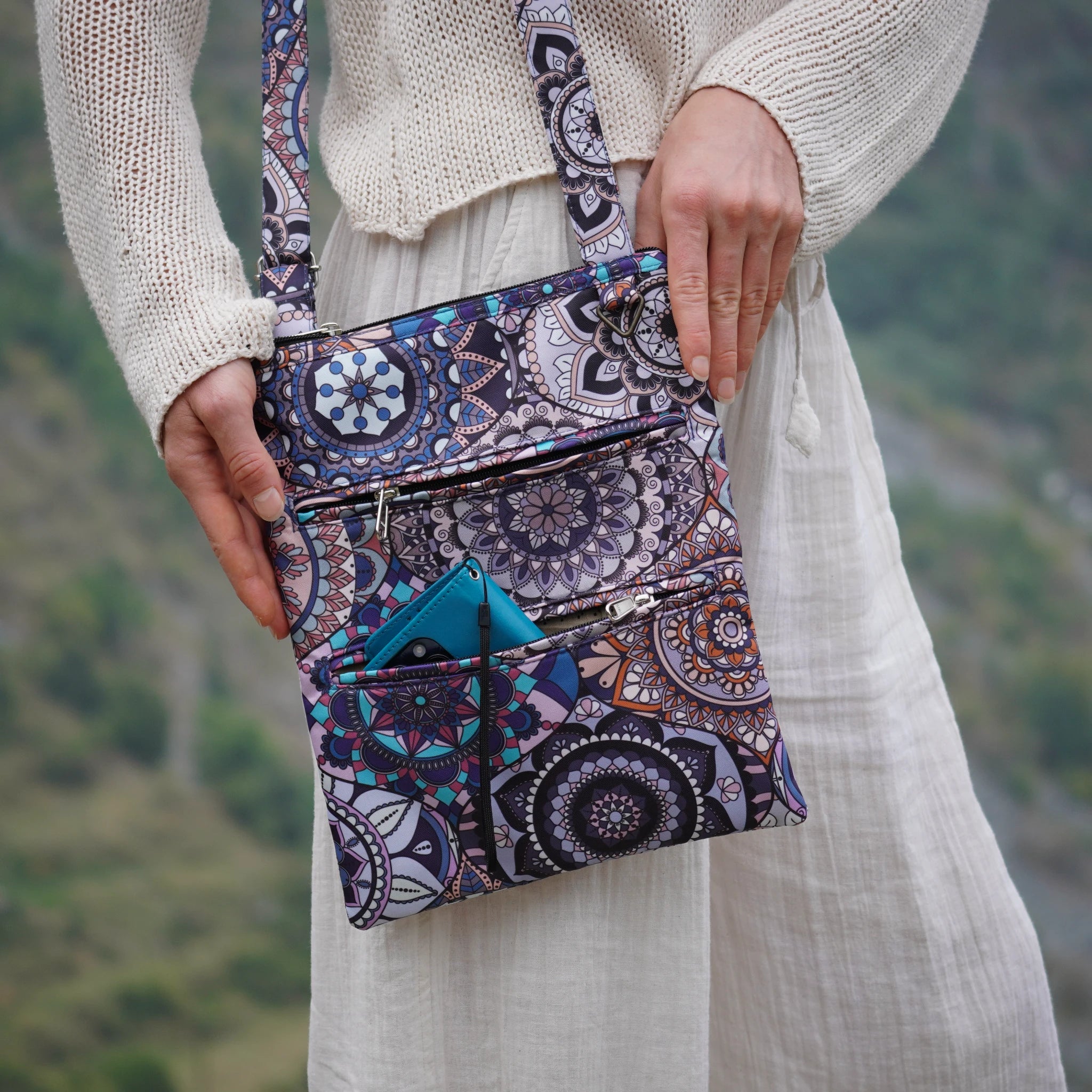 Frau trägt eine farbenfrohe Nijens Umhängetasche mit Mandala-Muster – praktische Crossbody-Bag mit mehreren Fächern für Handy, Geldbörse und Alltag