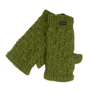 Gestrickte Pulswärmer, Stulpen mit Daumen aus Wolle Grün.