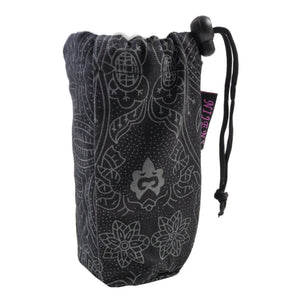Flaschenbeutel aus Stoff, schwarz für den Gürtel mit Ornamenten. Verschließbar mit Kordelzug.