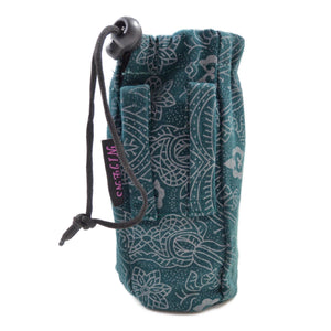 Flaschenbeutel aus Stoff, Teal mit Ornamenten und zwei Gürtelschlaufen für den Gürtel. Verschließbar mit Kordelzug.