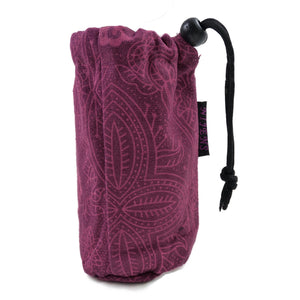 Flaschenbeutel aus Stoff, Magenta mit floralen Ornamenten für den Gürtel und zwei Gürtelschlaufen für den Gürtel. Verschließbar mit Kordelzug.