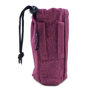 Flaschenbeutel aus Stoff, Magenta mit floralen Ornamenten und zwei Gürtelschlaufen für den Gürtel. Verschließbar mit Kordelzug.