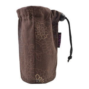 Flaschenbeutel aus Stoff, Braun mit floralen Ornamenten für den Gürtel. Verschließbar mit Kordelzug.