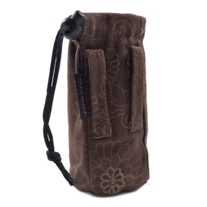 Flaschenbeutel aus Stoff, Braun mit floralen und zwei Gürtelschlaufen für den Gürtel. Verschließbar mit Kordelzug.