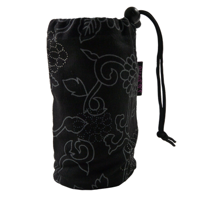 Flaschenbeutel aus Stoff, schwarz mit Ornamenten für den Gürtel . Verschließbar mit einem Kordelzug.