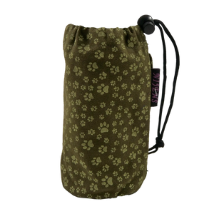 Flaschenbeutel aus Stoff, grün mit Pfotenprint für den Gürtel. Verschließbar mit Kordelzug.