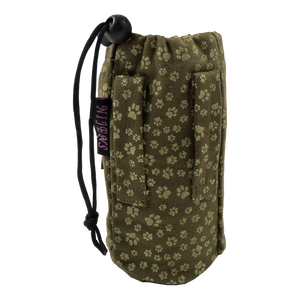 Flaschenbeutel aus Stoff, grün mit buntem Pfotenprint und zwei Gürtelschlaufen für den Gürtel. Verschließbar mit Kordelzug.