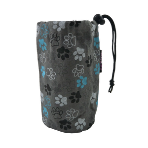 Flaschenbeutel aus Stoff, grau mit buntem Pfotenprint für den Gürtel. Verschließbar mit Kordelzug.