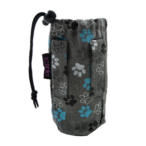 Flaschenbeutel aus Stoff, grün mit buntem Pfotenprint und zwei Gürtelschlaufen für den Gürtel. Verschließbar mit Kordelzug.
