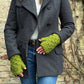 Das Model präsentiert Gestrickte Pulswärmer, Stulpen mit Daumen aus Wolle Grün.