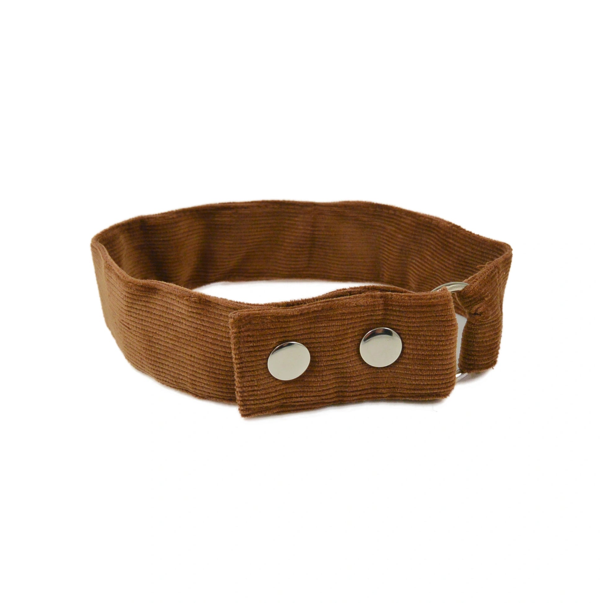 Nijens Verlängerungsgurt aus Cordstoff Goldbraun, mit zwei silbernen Druckknöpfen und Metallring.