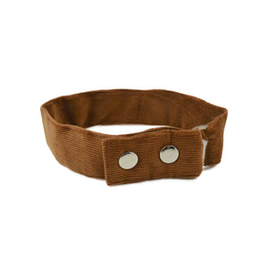 Nijens Verlängerungsgurt aus Cordstoff Goldbraun, mit zwei silbernen Druckknöpfen und Metallring.