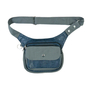 Graue Hüfttasche aus Leder mit floralem Muster – Vorderansicht mit sichtbaren Fächern und Details