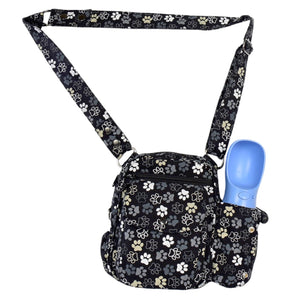 Vorderansicht der Tasche mit integrierter blauer Hundetrinkflasche im seitlichen Halter. Gassitasche aus Stoff - Konstanz HS 38 / 71038 Nijens Shop