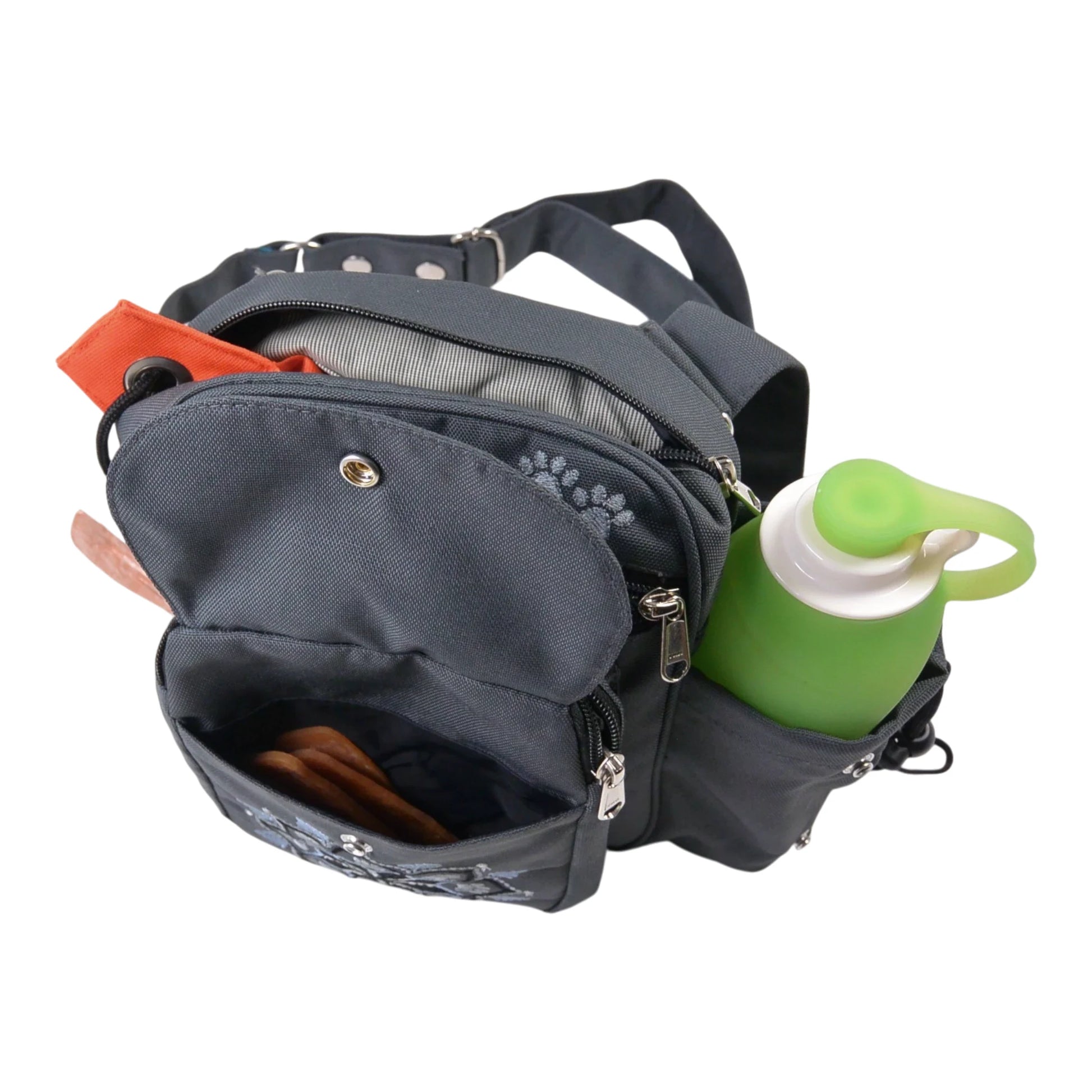 Geöffnete Gassi-Tasche in Grau mit Leckerlis im Fach, integriertem Kotbeutelspender und mehreren Reißverschlussfächern