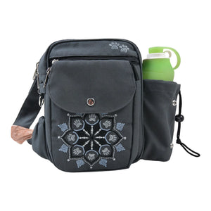Gassi-Tasche Konstanz in Grau mit Mandala-Stickerei, Flaschenhalter und verstellbarem Schultergurt, Vorderansicht