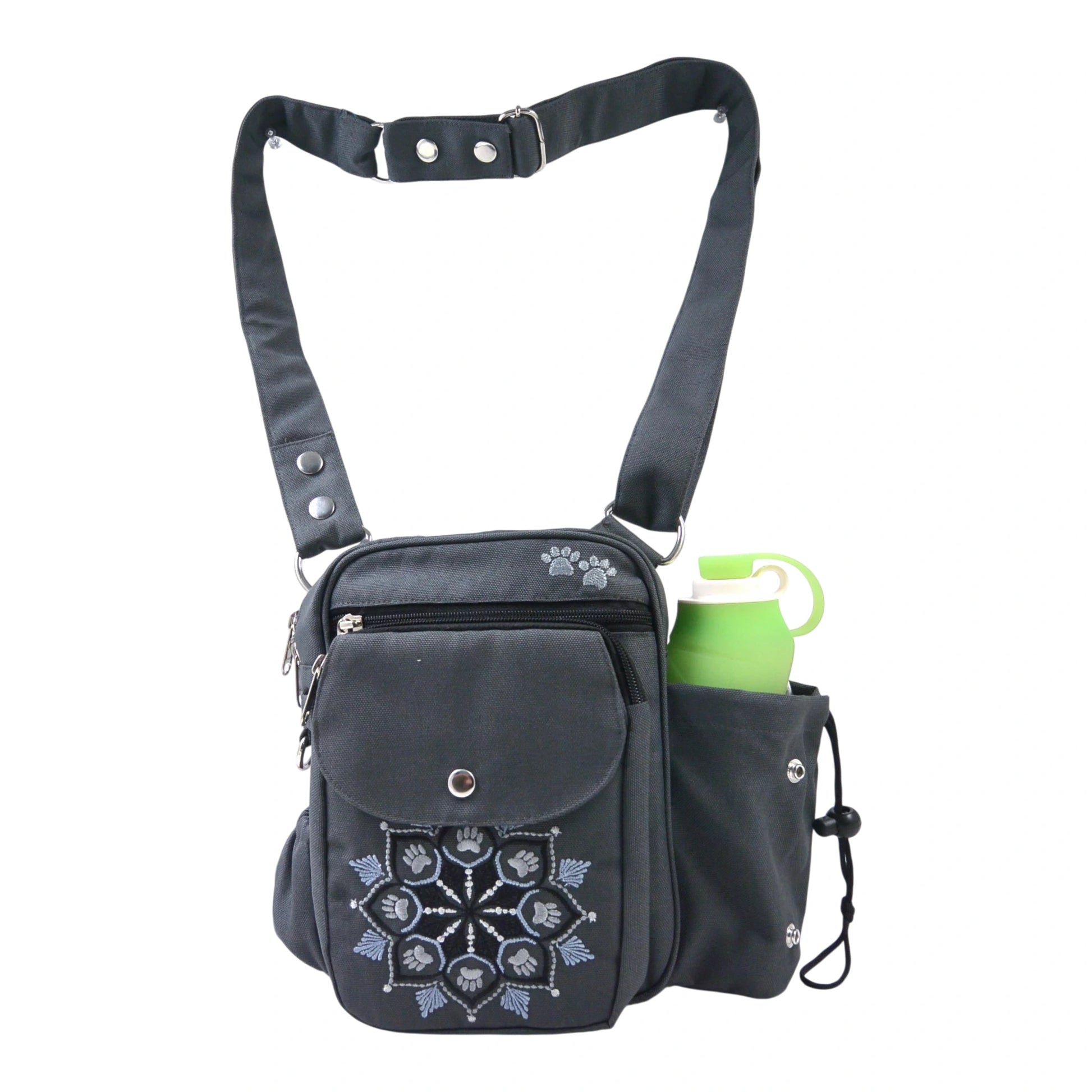 Gassi-Tasche in Grau mit Mandala-Stickerei, Flaschenhalter und verstellbarem Schultergurt, Vorderansicht
