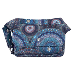 Wasserfeste Bauchtasche von Nijens im blauen Mandala-Design – Frontansicht mit Druckknopf-Verschluss