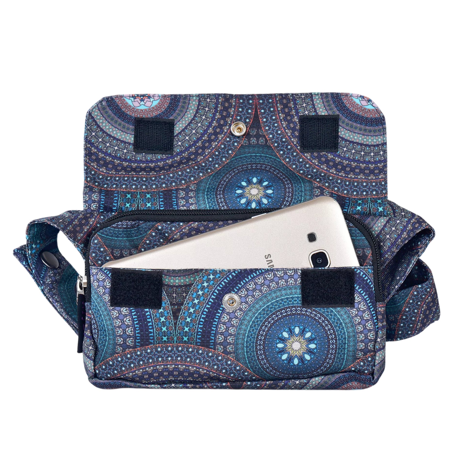 Geöffnete Mandala-Bauchtasche Kathmandu mit Handy im Reißverschlussfach