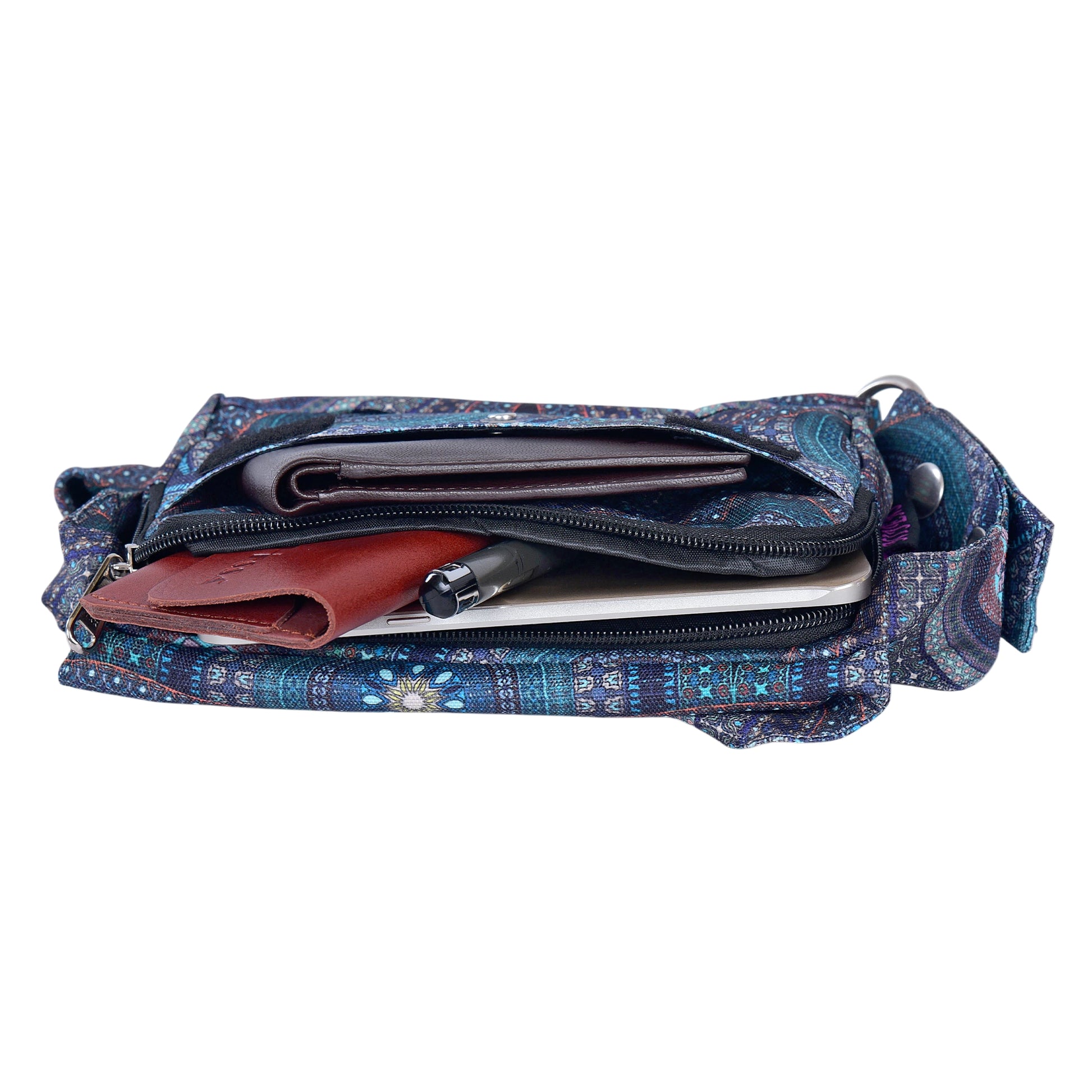 Innenansicht der Nijens Bauchtasche – zeigt Handy, Portemonnaie und Schlüssel organisiert im Hauptfach