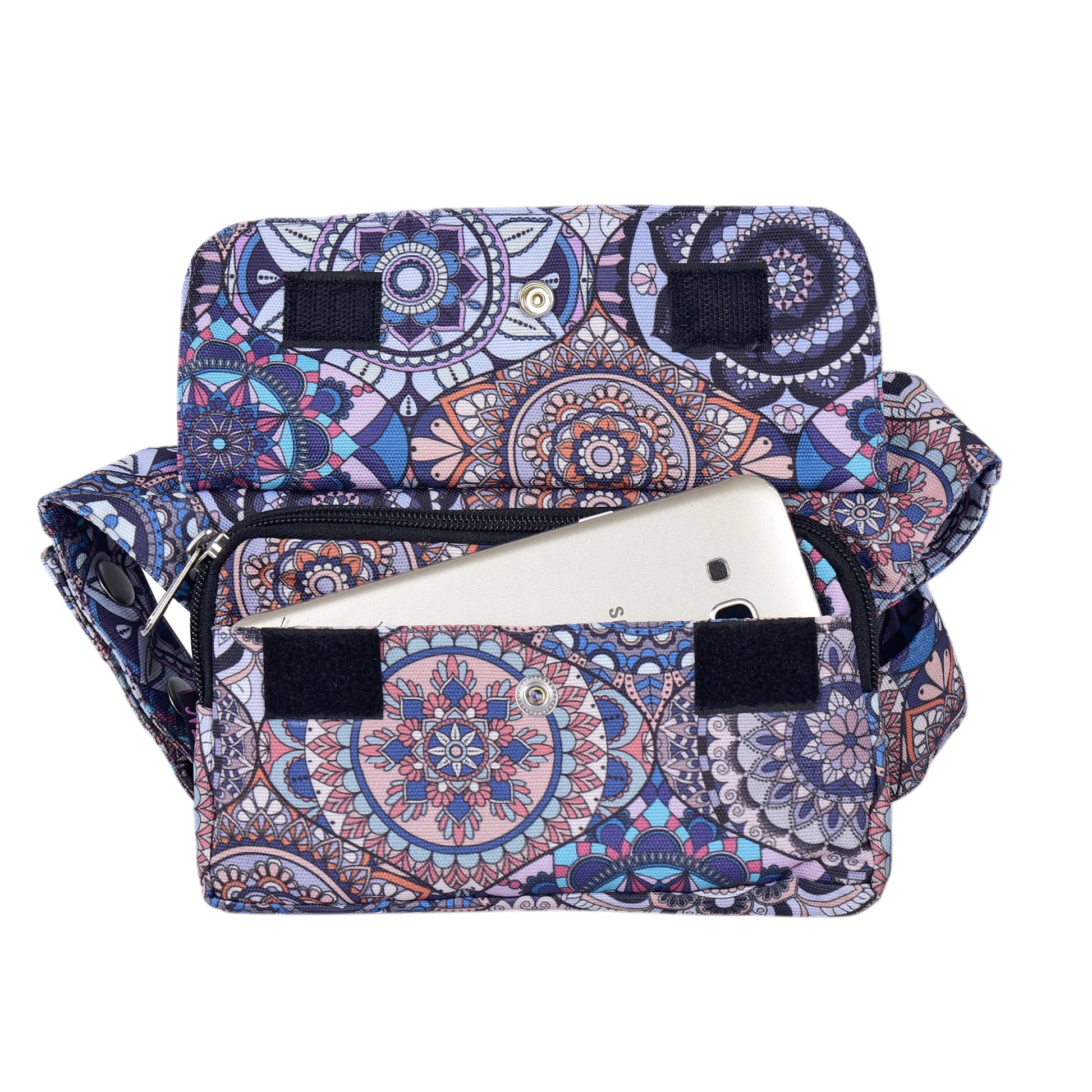 Geöffnete Klappe der Kathmandu Mandala Tasche und Handy im vordersten Fach.