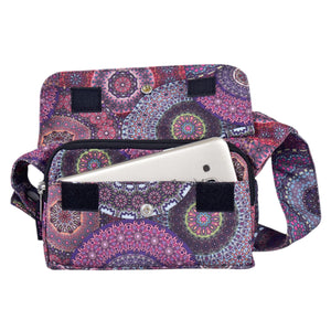 Vorderansicht der Tasche mit geöffneter Klappe und Handy im vorderen Fach.