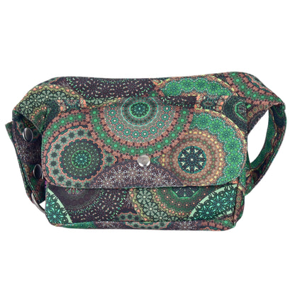 Nijens Bauchtasche Kathmandu im grünen Mandala-Design mit Druckknopf-Verschluss.