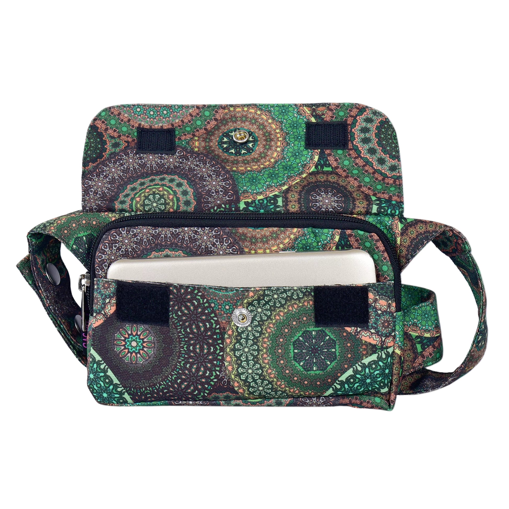 Vorderansicht der Bauchtasche mit geöffneter Klappe und Handy im vorderen Fach.