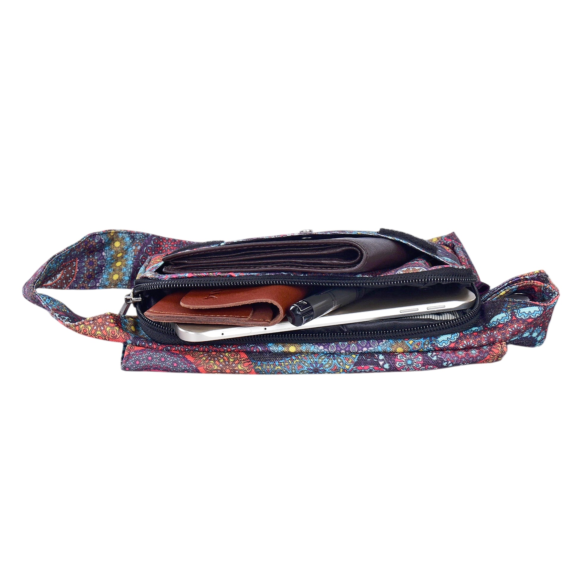 Geöffnetes Hauptfach, welches Platz bietet für Handy, Schlüssel und mehr.