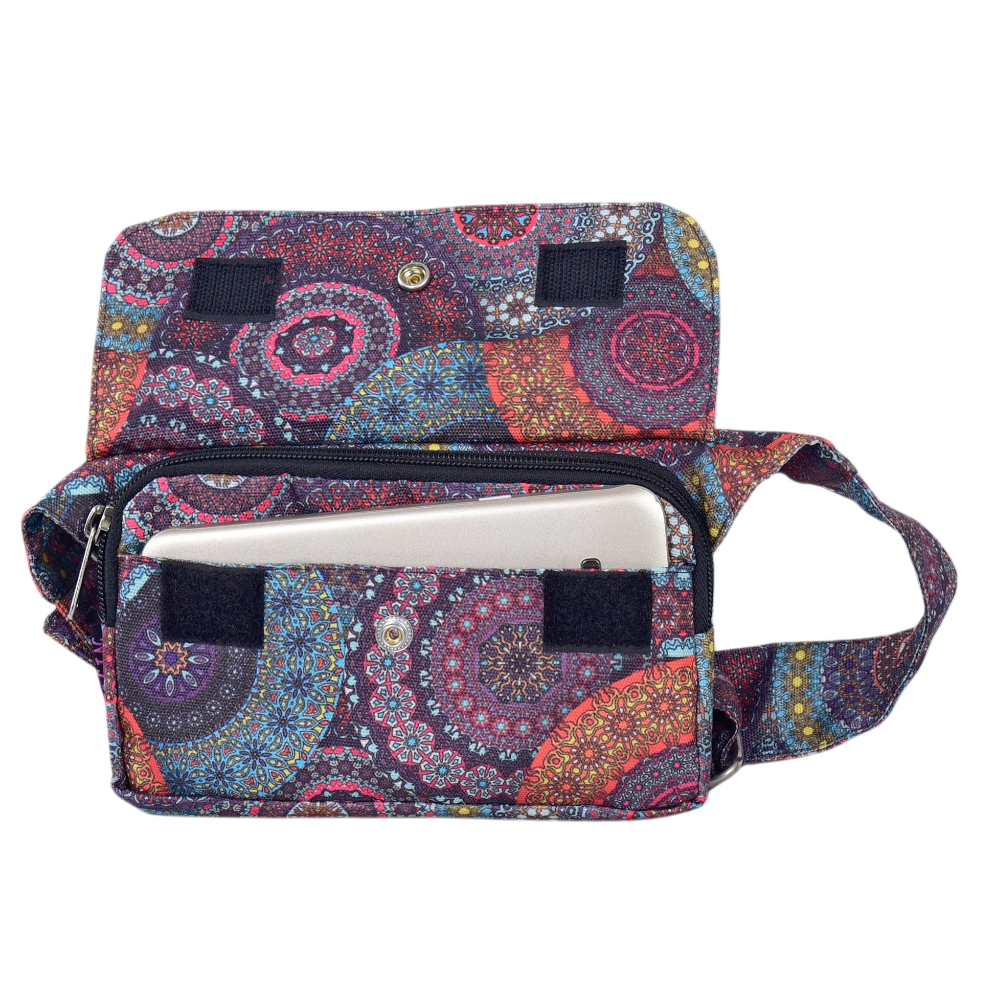 Vorderansicht der Bauchtasche mit geöffneter Klappe und Handy im vorderen Fach.