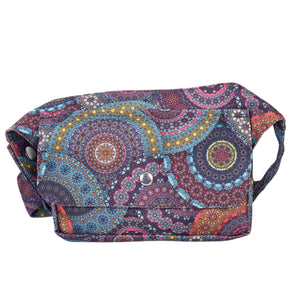 Kahmandu Bauchtasche im roten Mandala-Design mit Druckknopf-Verschluss.