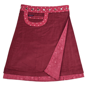 Wendbarer Cordrock von Nijens in Bordeauxrot mit gepunktetem Bund und floraler Innenseite – harmonische Farbkombination für individuelle Styles.