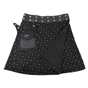 Rückseite des Wenderocks in Schwarz mit zartem Muster