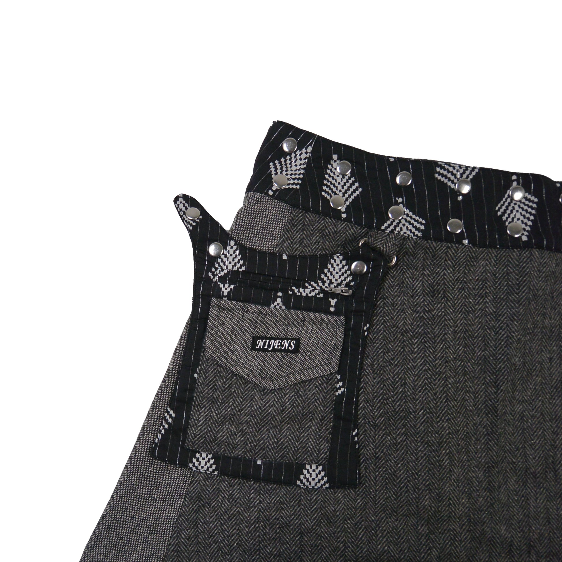 Detailansicht Tasche und Bund des grauen Tweed-Wickelrocks mit Druckknöpfen von Nijens