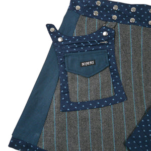 Detailansicht Tasche und Bund des petrol-blauen Tweed-Wickelrocks mit Druckknöpfen von Nijens