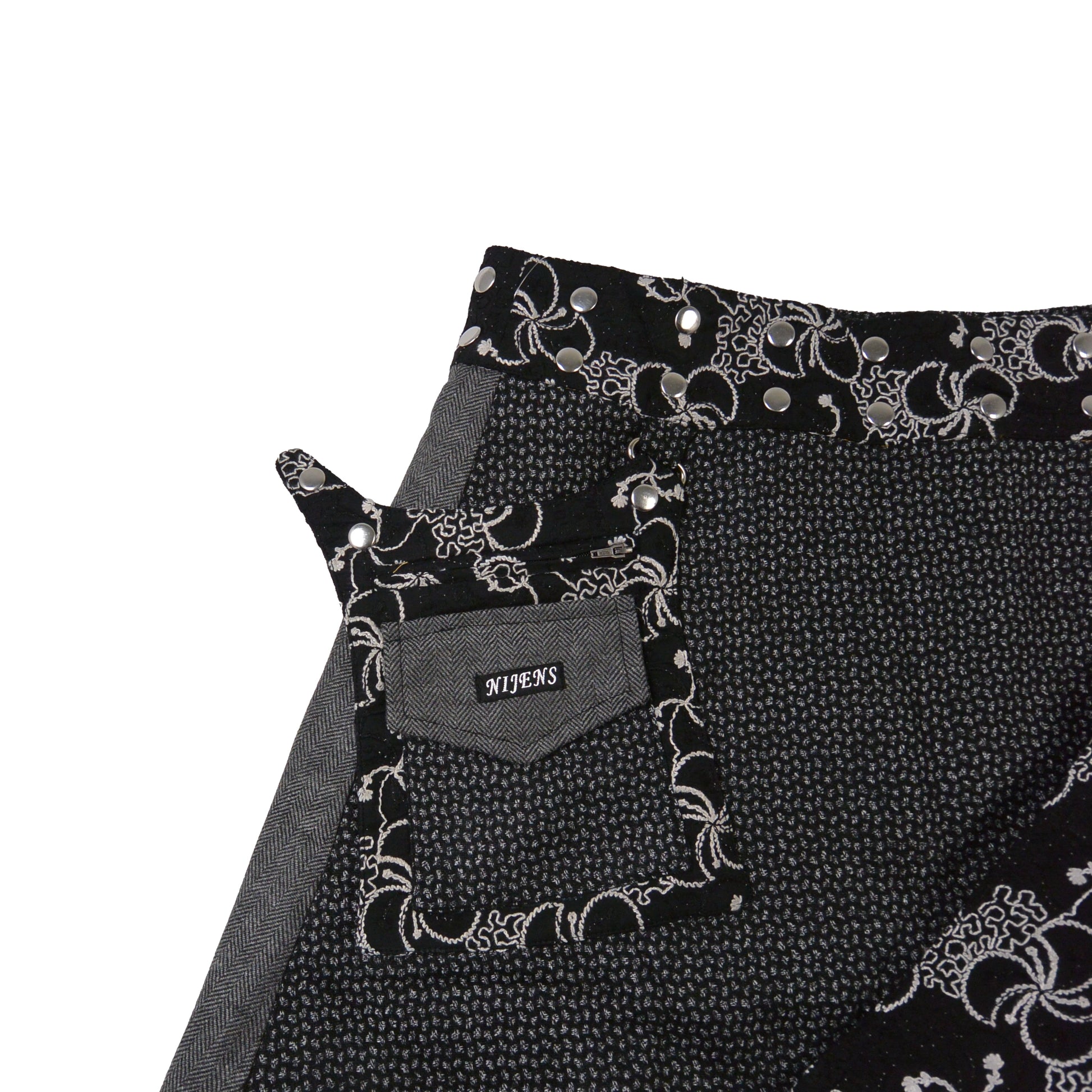 Detailansicht Tasche und Bund des schwarz-grauen Tweed-Wickelrocks mit Druckknöpfen von Nijens