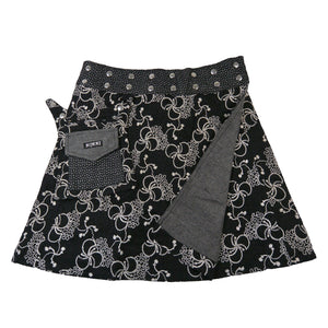 Rückseite des Tweed-Rocks in Grau mit Blumenmuster. 