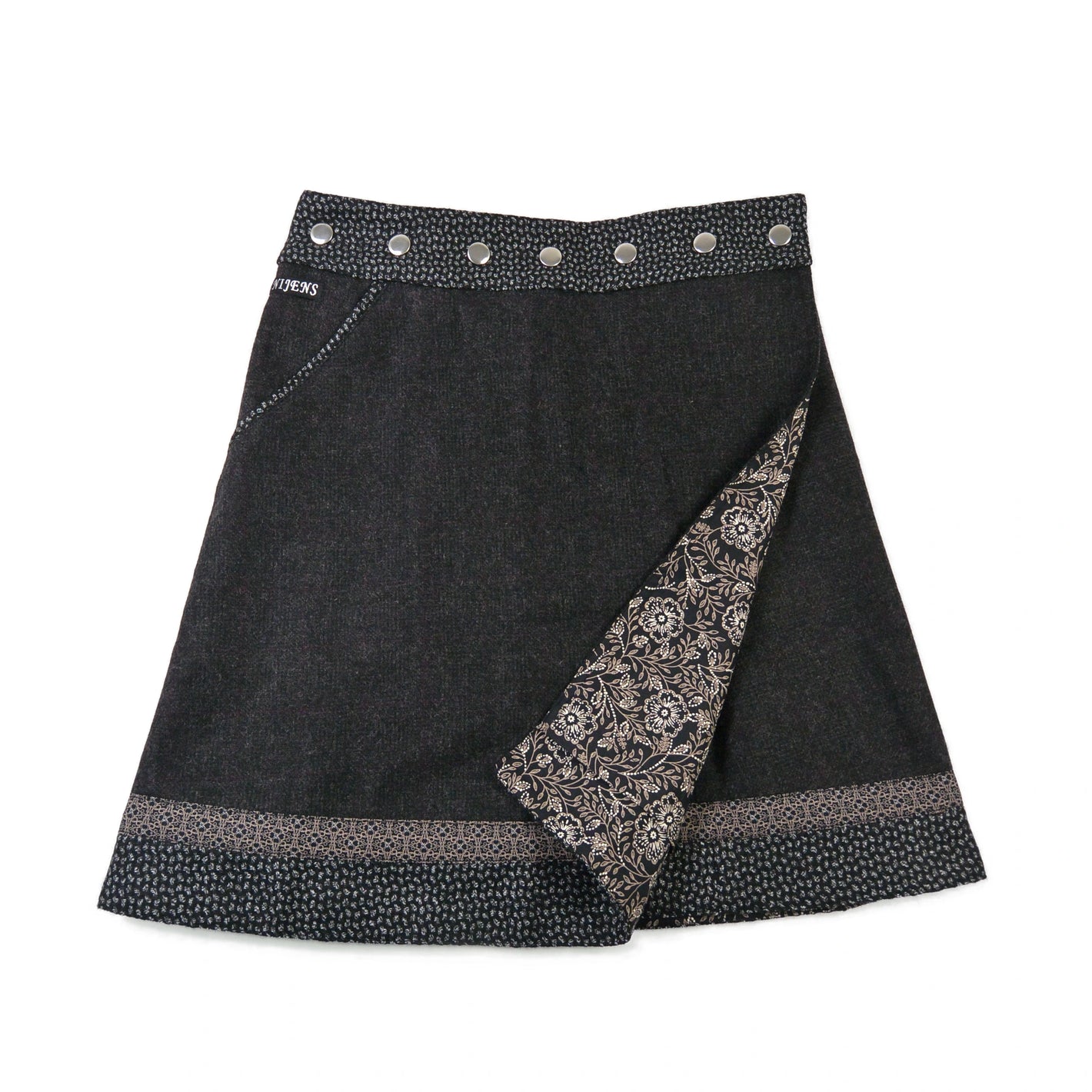 Wendbarer Woll-Wickelrock in Schwarz mit feinem Strukturmuster und floraler Innenseite