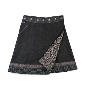 Wendbarer Woll-Wickelrock in Schwarz mit feinem Strukturmuster und floraler Innenseite