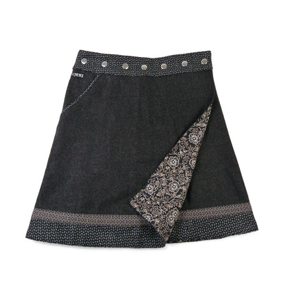 Wendbarer Woll-Wickelrock in Schwarz mit feinem Strukturmuster und floraler Innenseite
