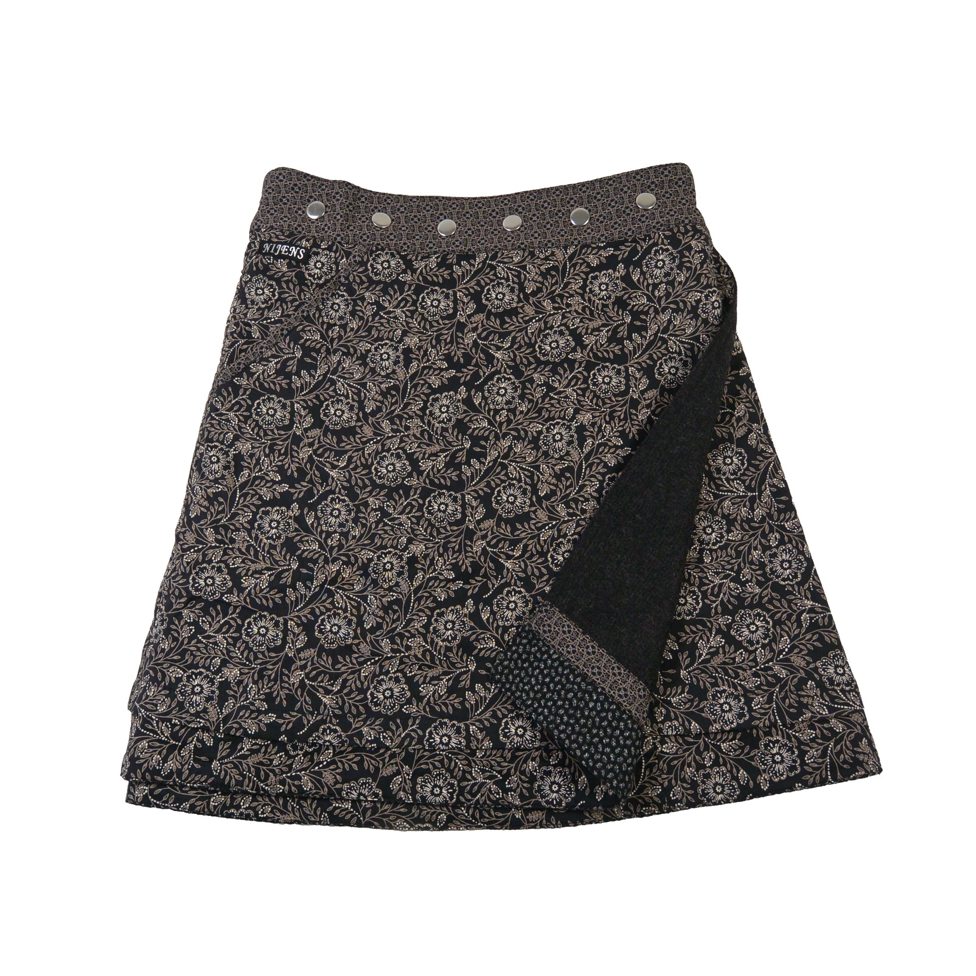 Rückseite des langen Wenderocks in Schwarz mit zartem Blumenprint in Beige