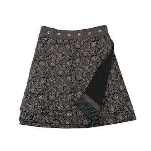 Rückseite des langen Wenderocks in Schwarz mit zartem Blumenprint in Beige