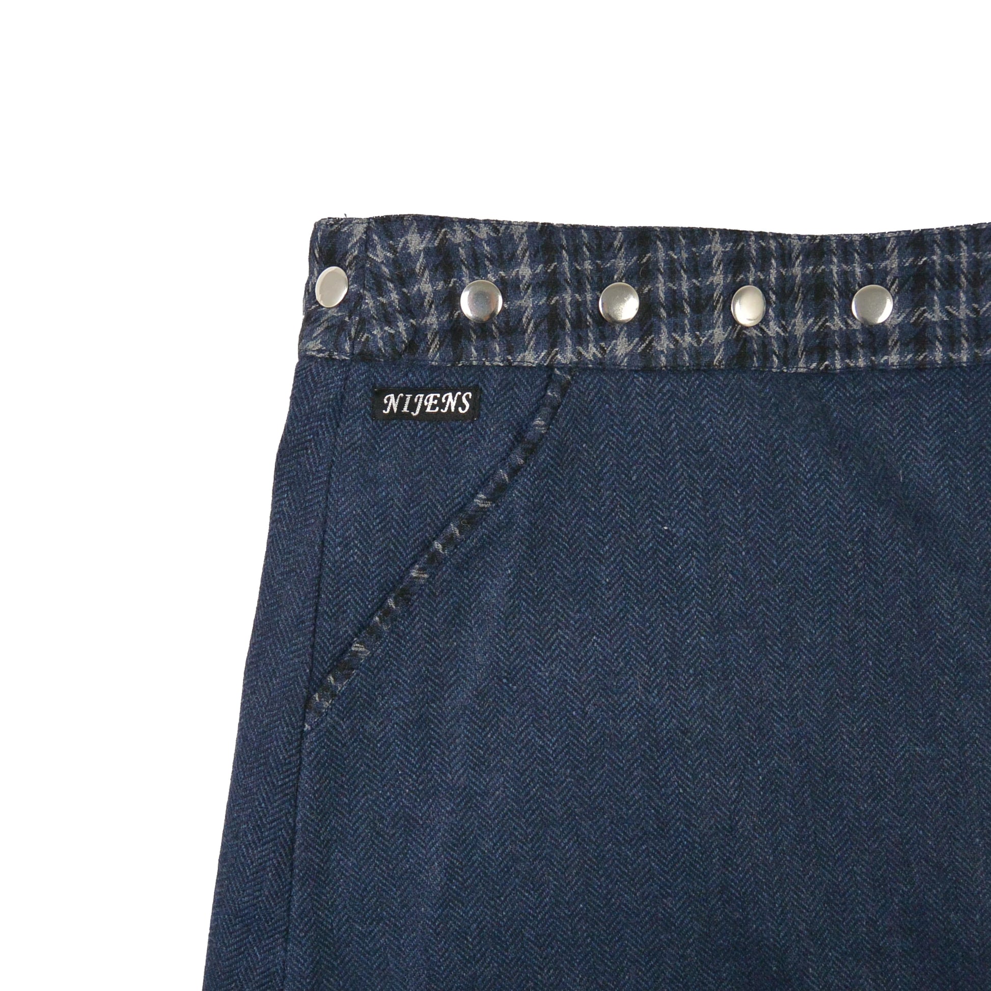 Detailansicht Tasche und Bund des blauen Tweed-Wickelrocks mit Druckknöpfen von Nijens Shop