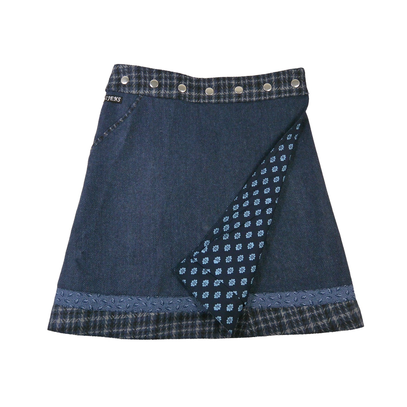 Wendbarer Woll-Wickelrock in Blau mit dekorativem Saum und Strukturmuster. Nijens Shop.