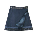 Wendbarer Woll-Wickelrock in Blau mit dekorativem Saum und Strukturmuster. Nijens Shop.