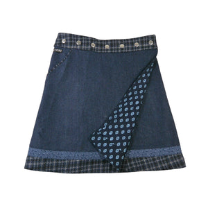 Wendbarer Woll-Wickelrock in Blau mit dekorativem Saum und Strukturmuster. Nijens Shop.