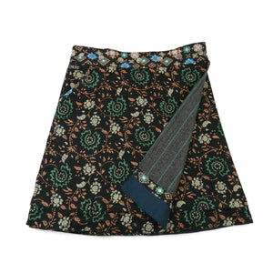 Wendbarer Rock in Schwarz mit grün-braunem Blumenmuster und dekorativem Saumdetail von Nijens