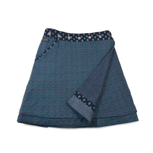 Rückseite des Wenderocks in Blautürkis mit zartem Blumenprint in Blau