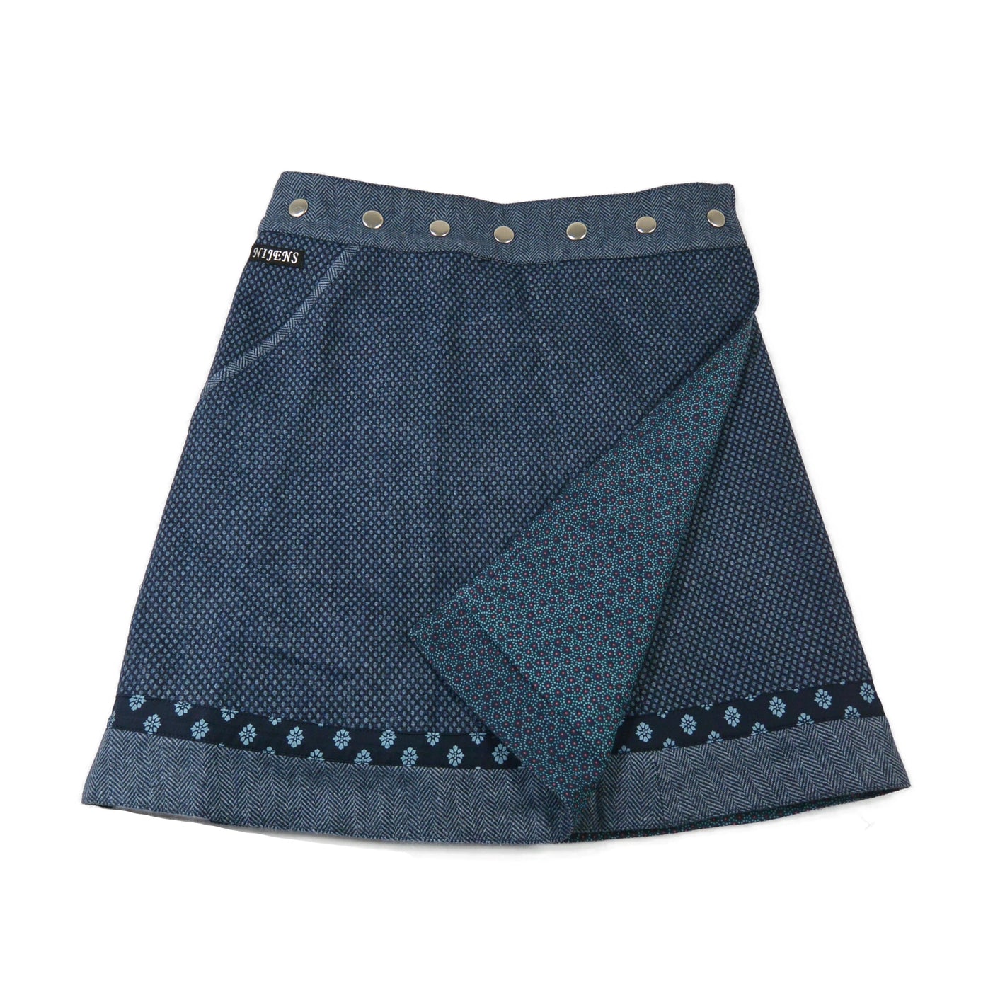 Wendbarer Woll-Wickelrock in Dunkelblau mit feinem Strukturmuster und floraler Innenseite